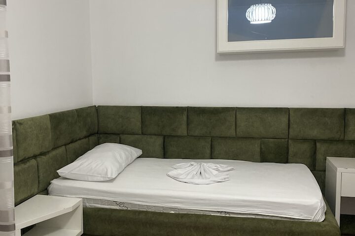 Room 3 of 32