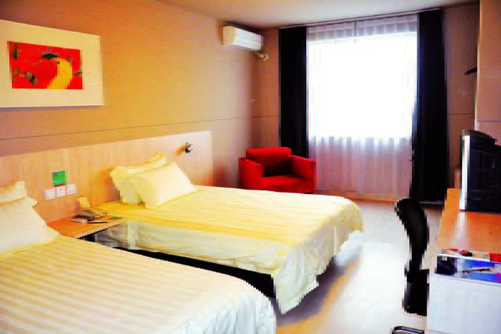 Room 6 of 9