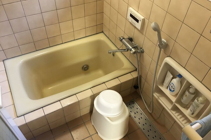 Room 6 of 9