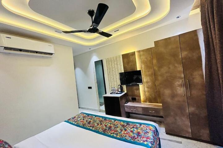 Room 7 of 28
