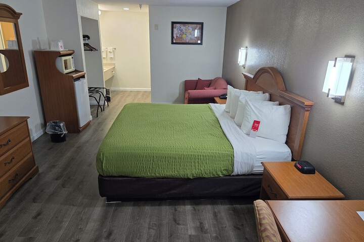 1 King Bed (4 of 8)