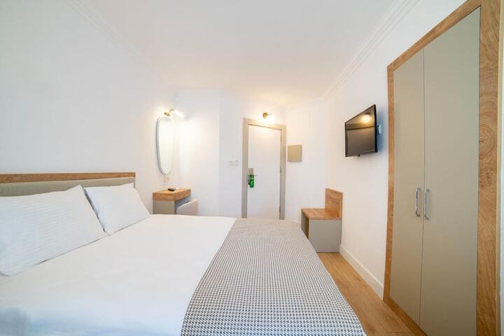 Room 15 of 48