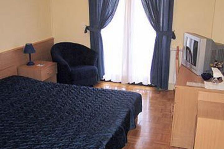 Room 12 of 30