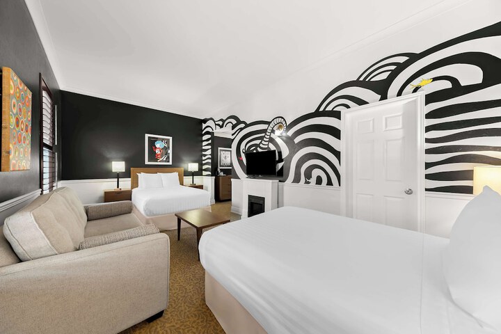 Suite 2 Queen Beds Sitting Area WiFi Coffee and Tea Maker Bathtub and Shower Continental Breakfast (15 of 29)