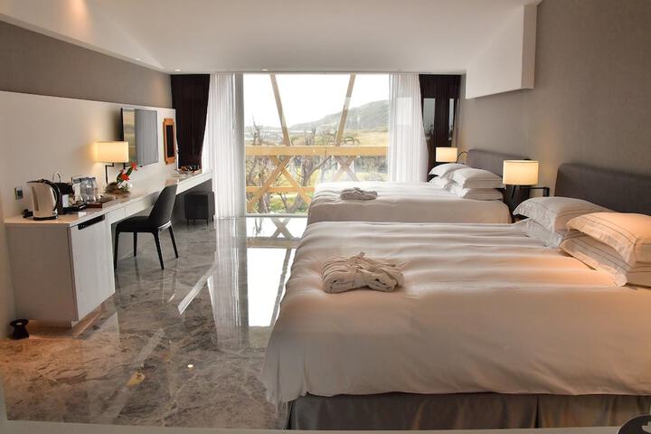 Room 5 of 90