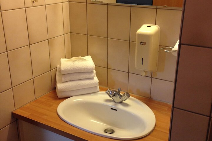 Room 16 of 38