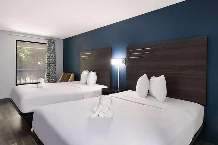 2 Double Beds (3 of 6)