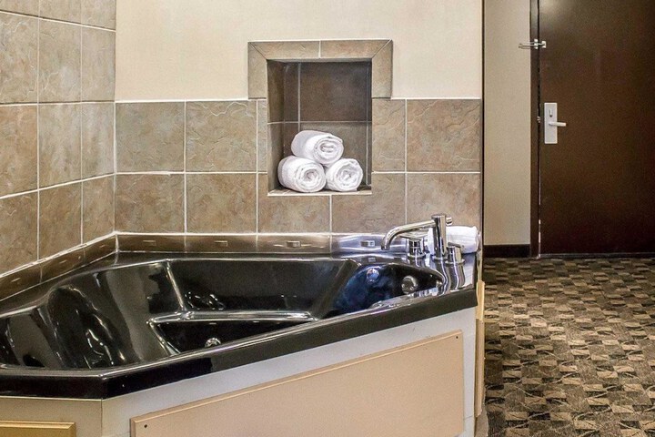 Jetted tub
