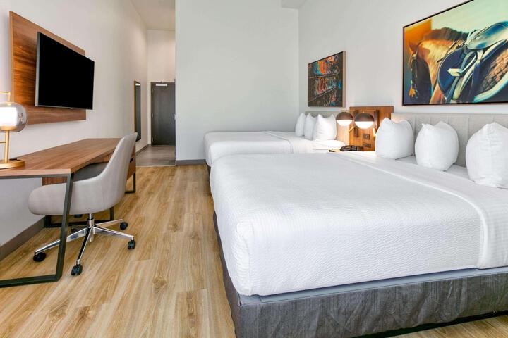1 King Bed (2 of 13)
