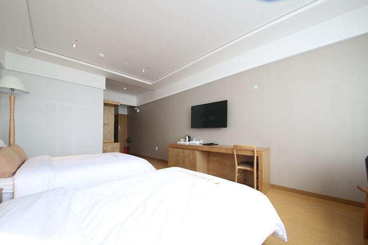 Room 17 of 34