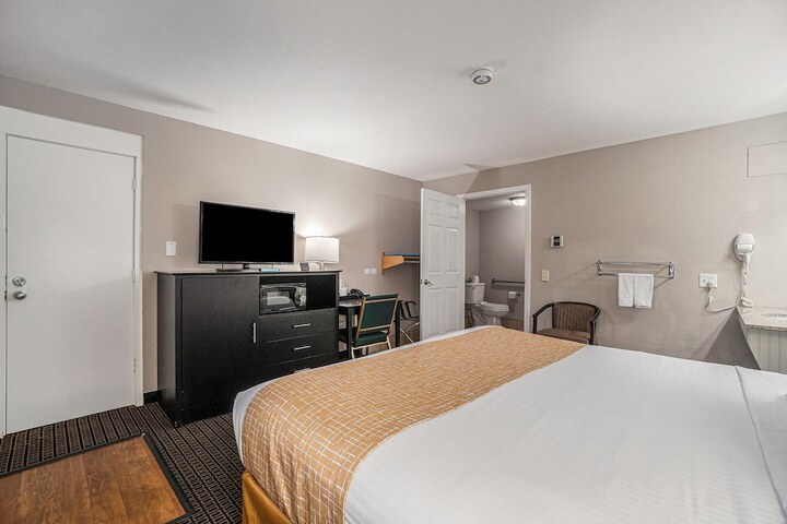 1 King Bed Second Floor (13 of 17)