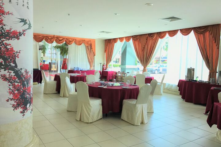 Ballroom/Hall 52 of 65