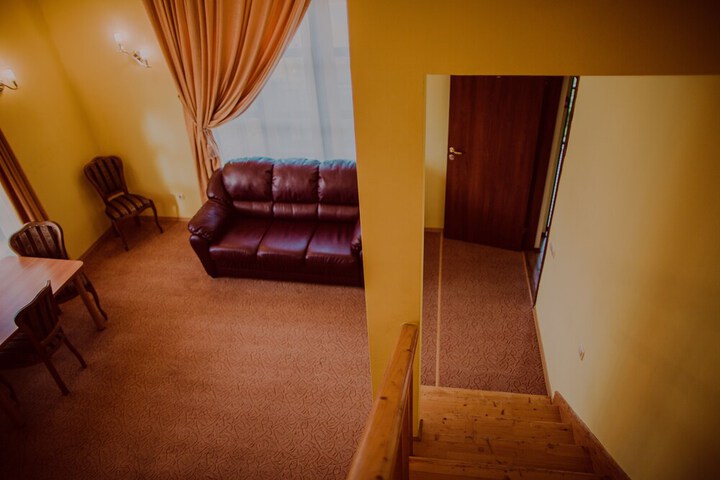 Room 27 of 90
