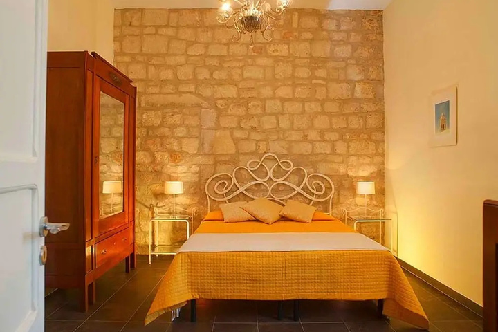 Room 4 of 16