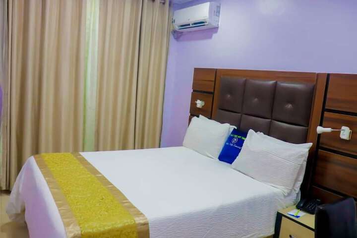 Room 4 of 32