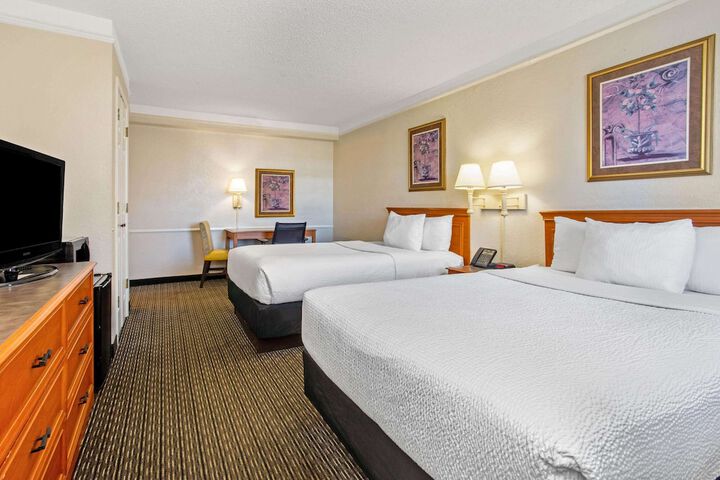 2 Double Beds (7 of 9)