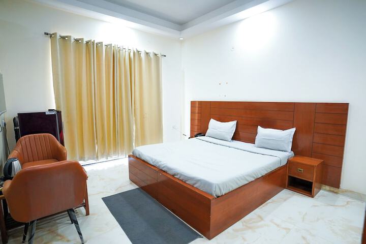 Room 40 of 77