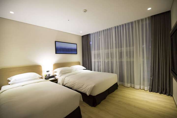 Room 30 of 66