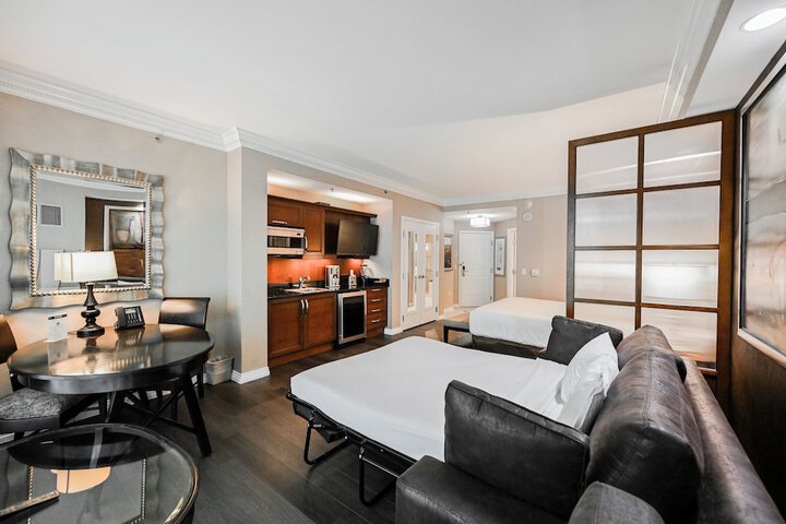 Room 100 of 438