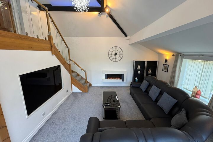 Lounge 34 of 60