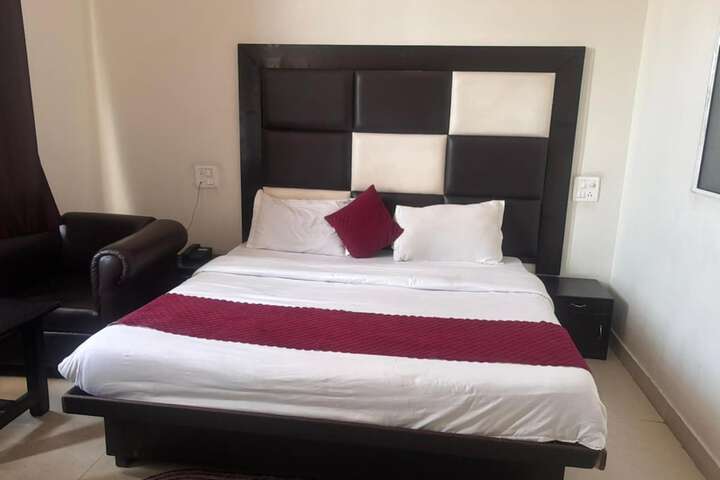 Room 2 of 32