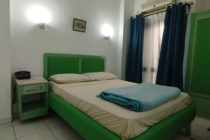 Room 8 of 34