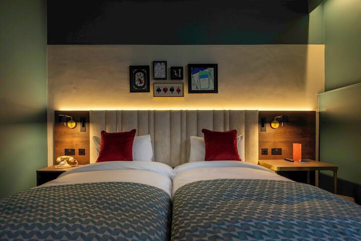 Room 25 of 109