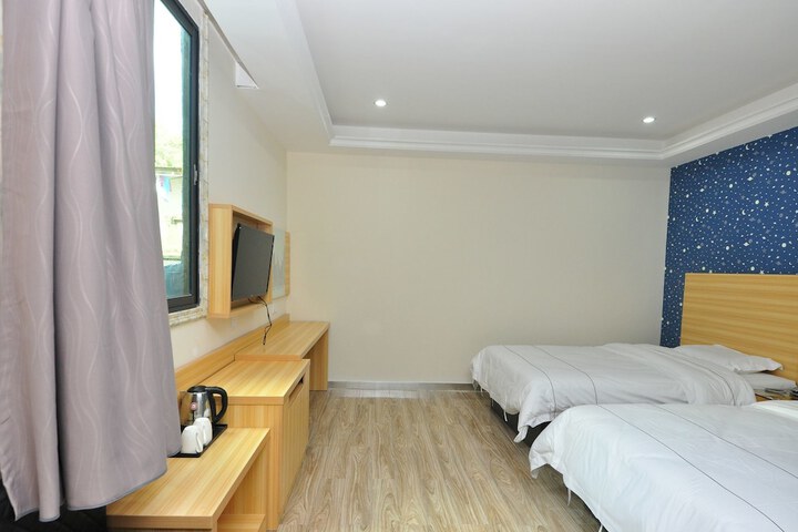 Room 8 of 33