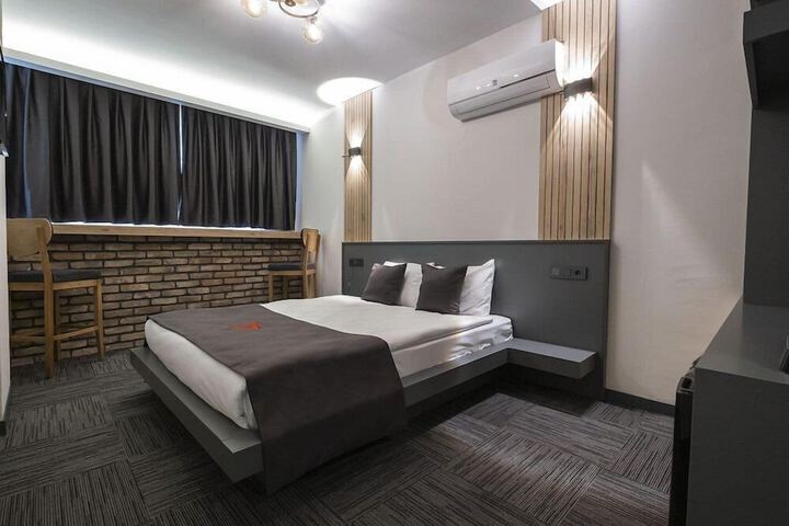 Room 6 of 15