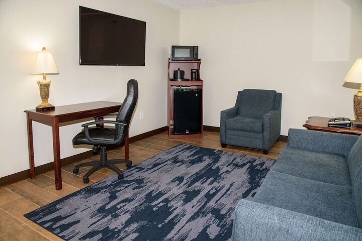 1 King Bed (4 of 6)