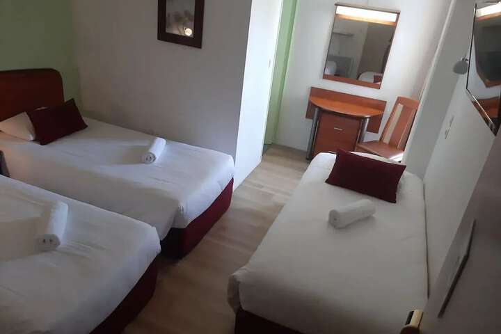 Room 6 of 18