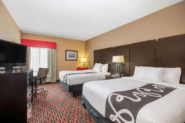 2 Queen Beds (3 of 4)
