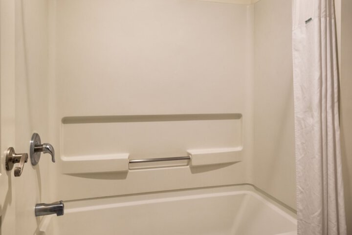 1 Queen Bed Business Room (9 of 23)