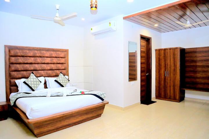 Room 4 of 16