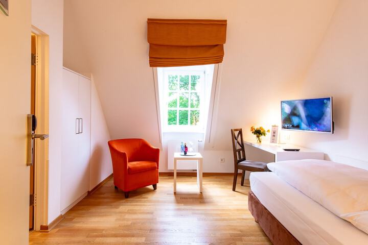 Room 6 of 77
