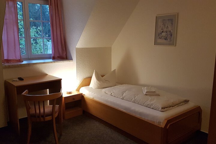 Room 3 of 40