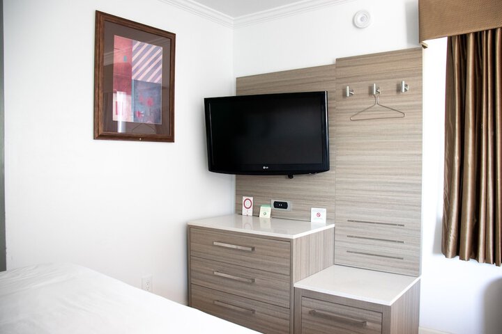 Double Deluxe King Bed (7 of 14)