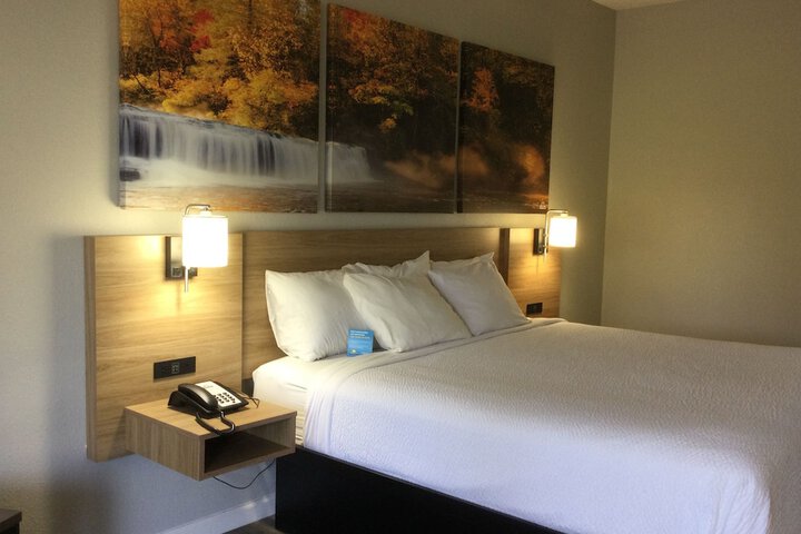 1 King Bed Accessible (4 of 13)