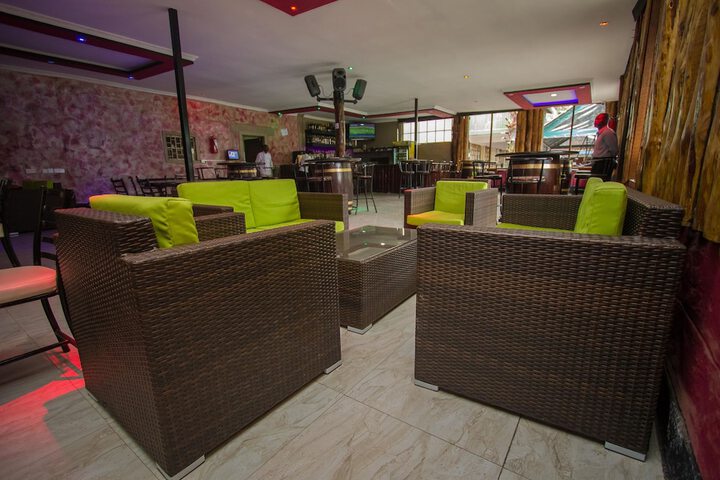 Lounge 18 of 31
