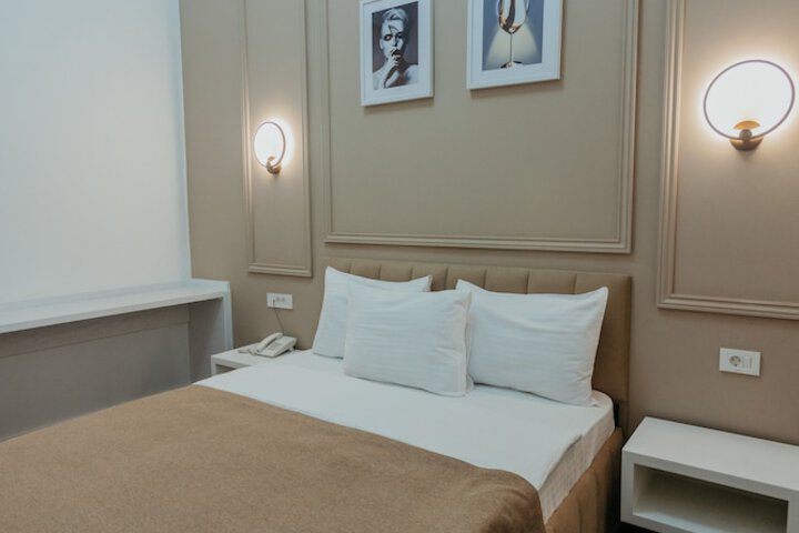 Room 10 of 37