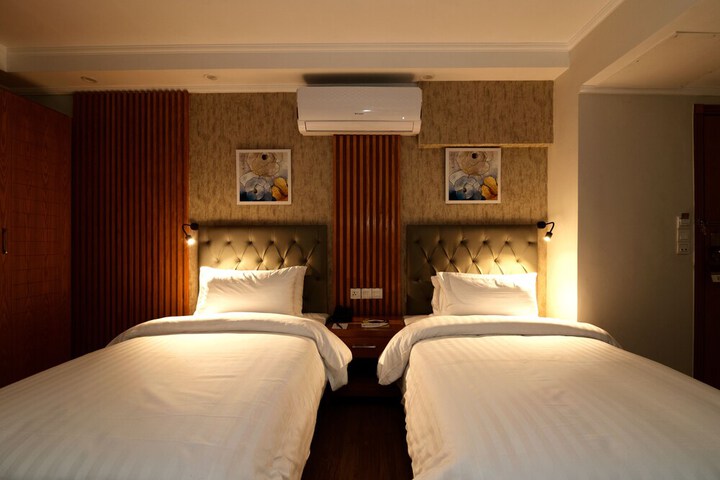 Room 11 of 24