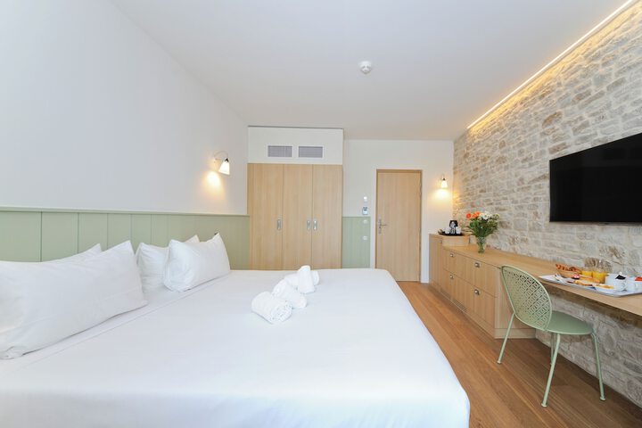 Room 12 of 33