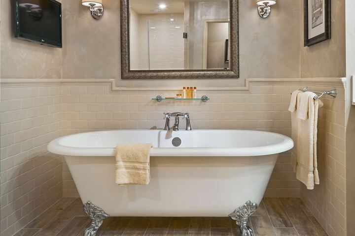 Deep soaking bathtub