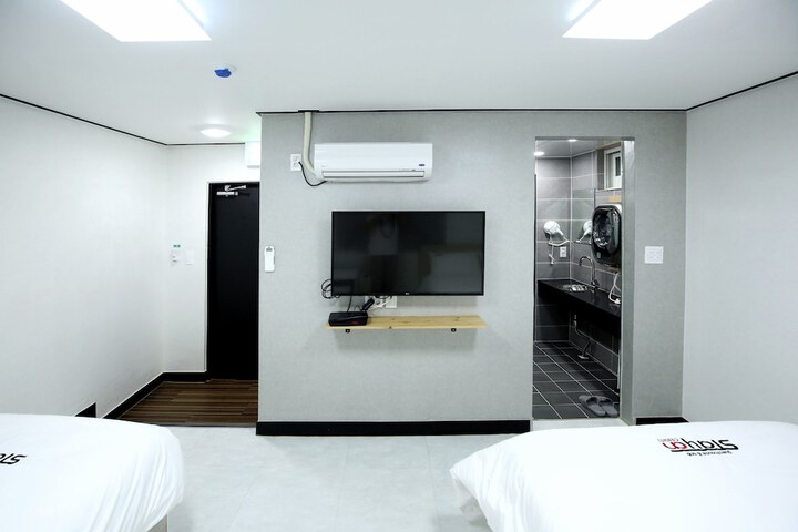 Room 17 of 46