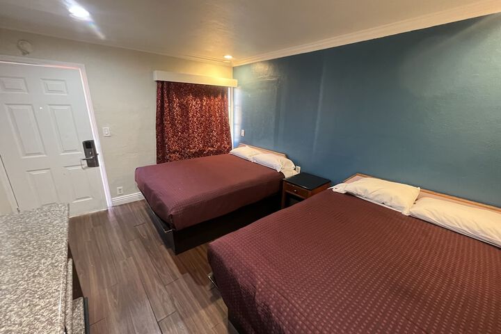 Deluxe Queen Bed (2 of 25)