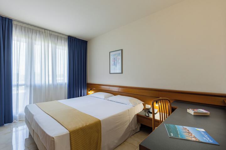 Room 10 of 32