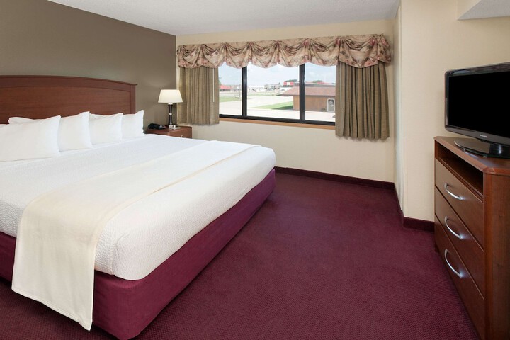 1 King Bed Efficiency (17 of 32)