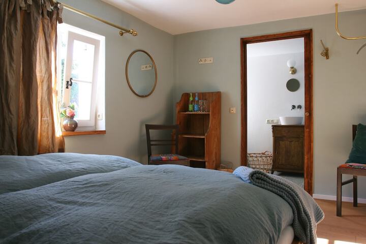 Room 5 of 40