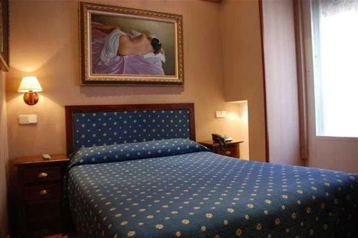 Room 7 of 9