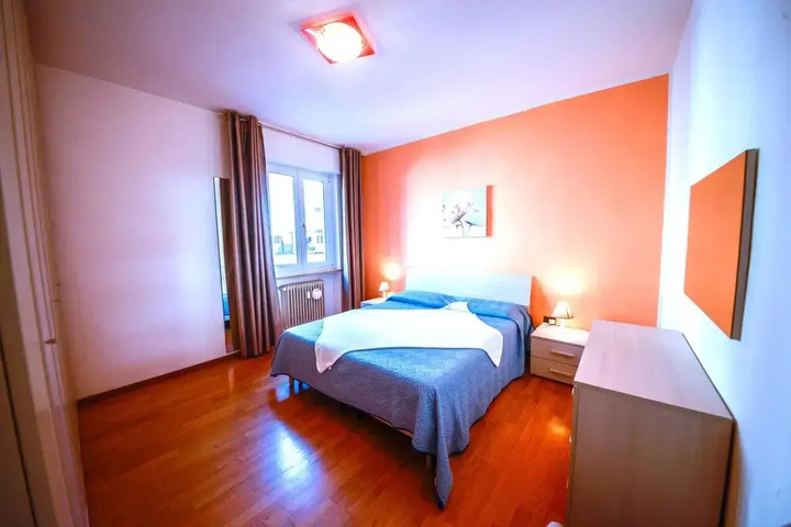 Room 2 of 20